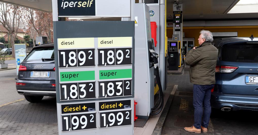 Controlli Gdf, prezzi della benzina irregolari in quattro impianti su ...
