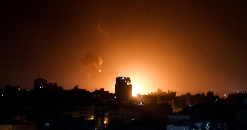 Gaza sotto l’attacco dei raid israeliani (Afp) 