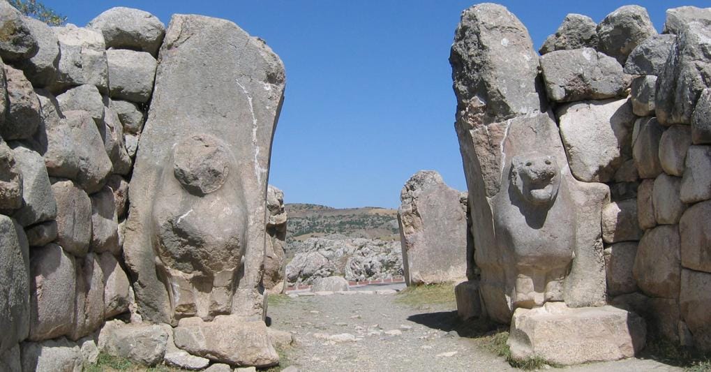 La porta del Leone nell’antica capitale ittita Hattusha. Foto Benjamin Anderson 