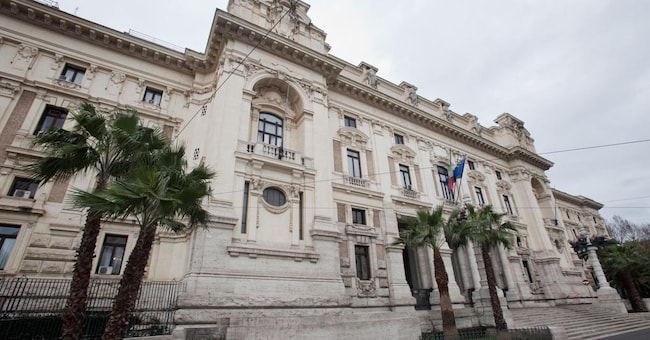 Per il docente sospeso a causa di un post blasfemo lettera di ...