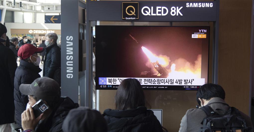 Seul, passanti guardano alla televisione un servizio sul lancio di quattro missili strategici da parte della Corea del Nord (Epa) 