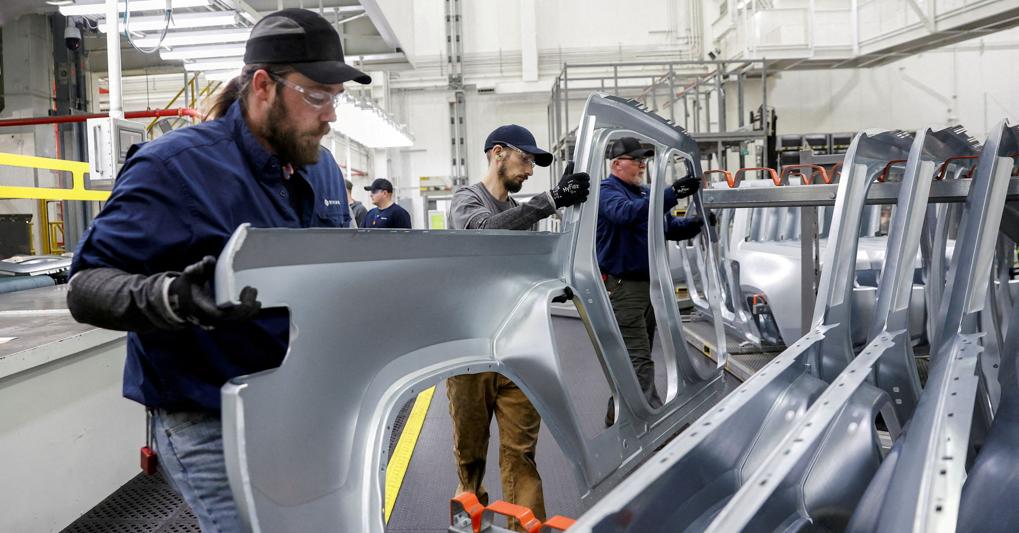 Assemblaggio nella fabbrica Rivian di Normal, Illinois (Reuters) 