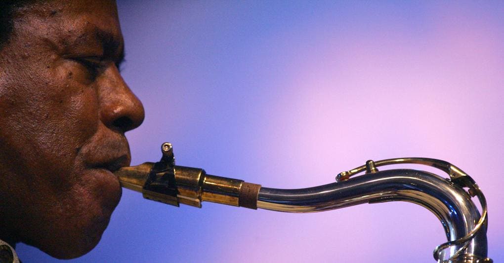 Wayne Shorter con il sax tenore in uno scatto del 2005. L’artista è scomparso a 89 anni nella sua casa di Los Angeles (Afp) 