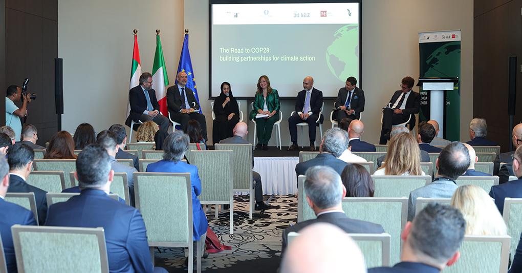 Il primo panel dell'evento di Abu Dhabi organizzato dall'ambasciata d'Italia e dal Sole 24 Ore 