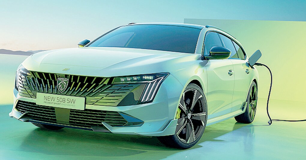 Facelift. La Peugeot 508 è stata modificata soprattutto nell'espressione frontale e nella fanaleria, dove ora spicca la firma luminosa a led con gli artigli del leone 