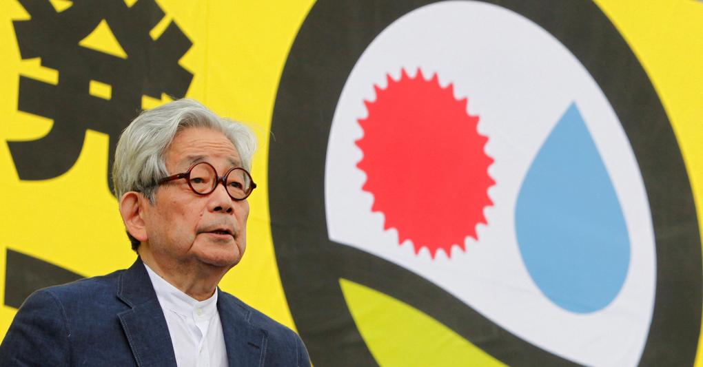 Il vincitore del premio Nobel per la letteratura giapponese Kenzaburo Oe si appresta a tenere un discorso a un raduno anti-nucleare a Tokyo, Giappone, 19 settembre 2011 (foto Reuters/Nakao) 