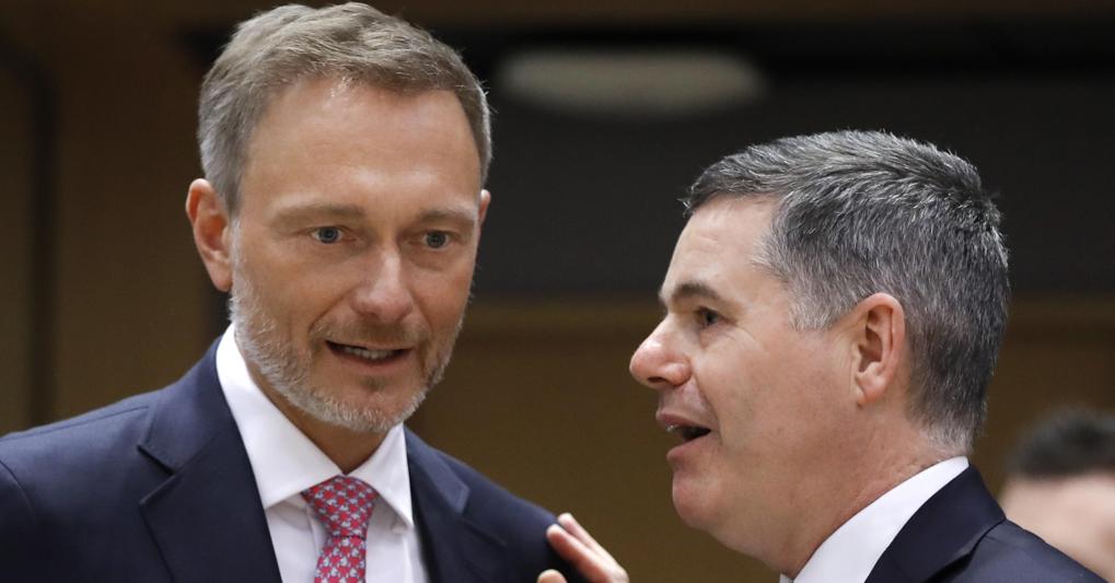 da sinistra, il ministro delle finanze tedesco Christian Lindner con il presidente dell’Eurogruppo Paschal Donohoe (Epa) 