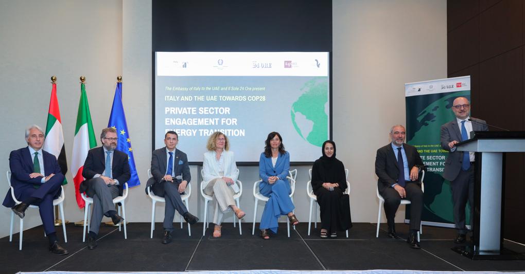  Da sinistra, Alessandro Motta (Saipem,), Niccolò Heilpern (Maire), Ruggero Aricò (Enel), Daniela Gentile (Ansaldo Green Tech), Mirja Cartia d’Asero (Gruppo 24 Ore), Hanan Balalaa (Adnoc), Marco Piredda (Eni),  l’ambasciatore Lorenzo Fanara  