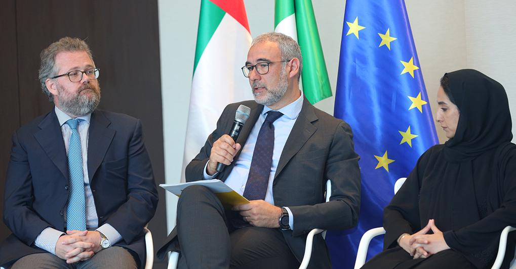Un momento del convegno di Abu Dhabi di Road to Trento 2023; da sinistra: Niccolò Heilpern (Maire), Marco Piredda (Eni) e Hanan Balalaa (Adnoc) 
