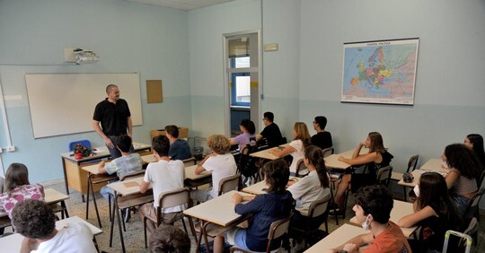 Contratto scuola, 300 milioni in più per gli stipendi del ...