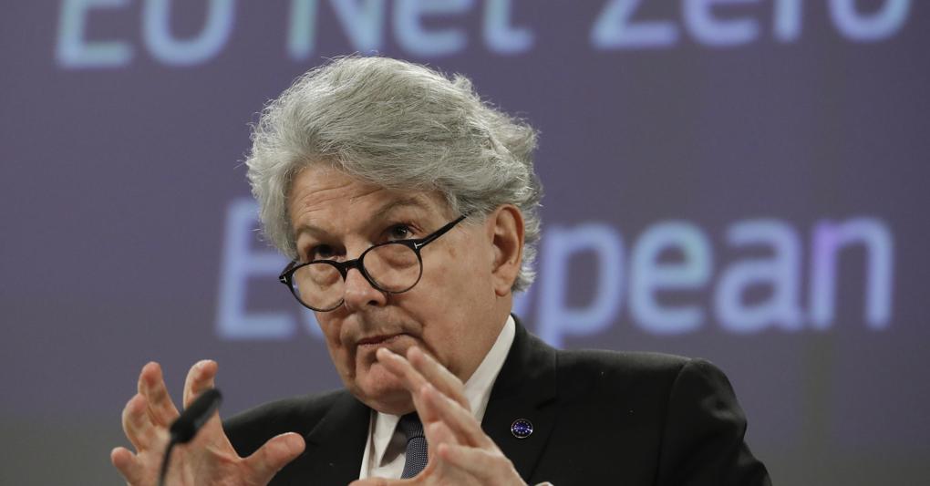Thierry Breton  in conferenza stampa a Bruxelles (Epa) 