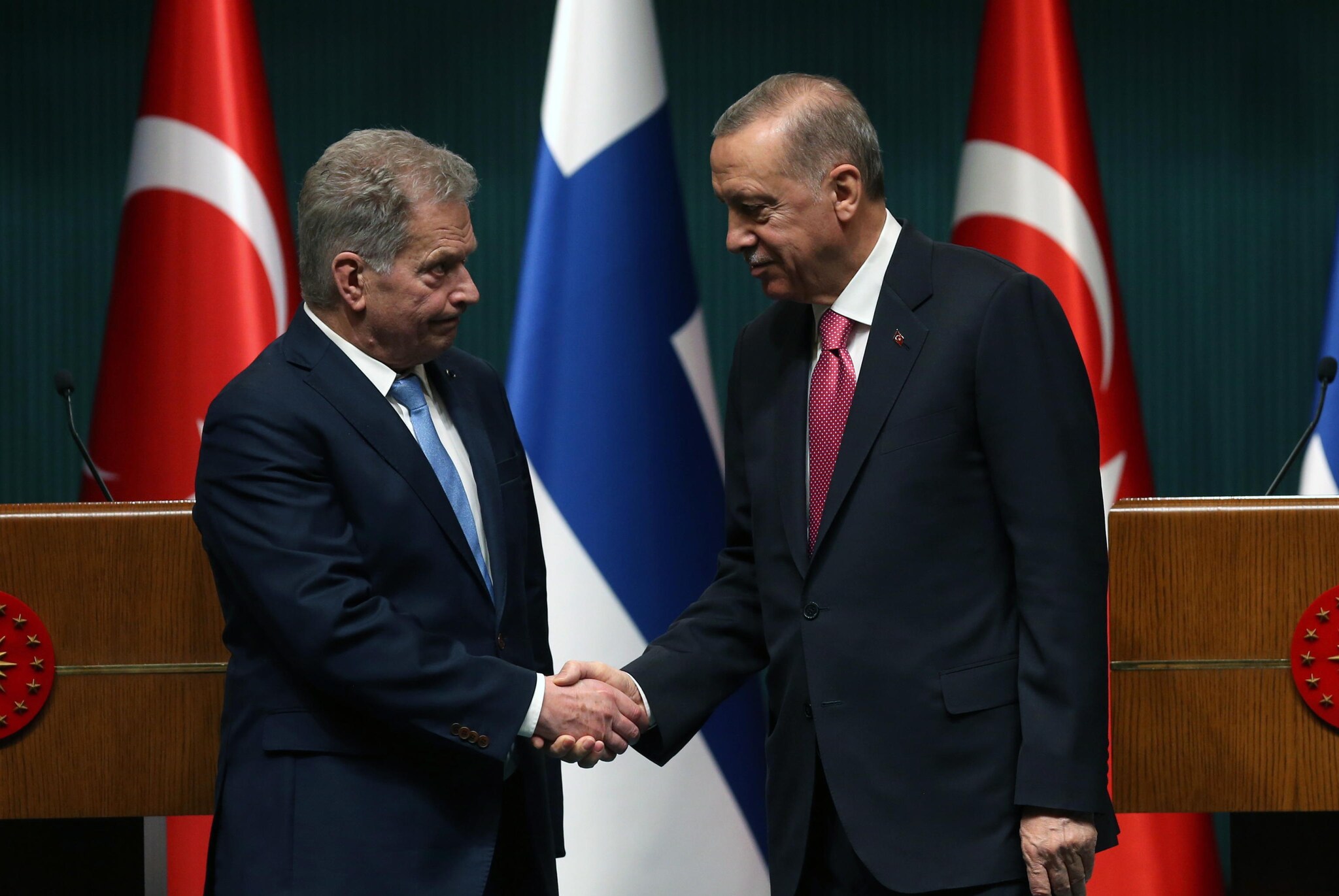 Il presidente finlandese Saul Niinisto (a sinistra) e quello turco Recep Tayyp Erdogan ad Ankara 