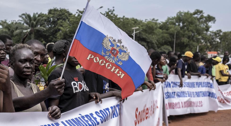 Il corteo pro-Russia e Cina a Bangui, nella Repubblica Centrafricana (Afp) 
