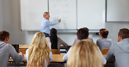I calcoli della Uil: 7,34 euro netti all'ora per il docente ...