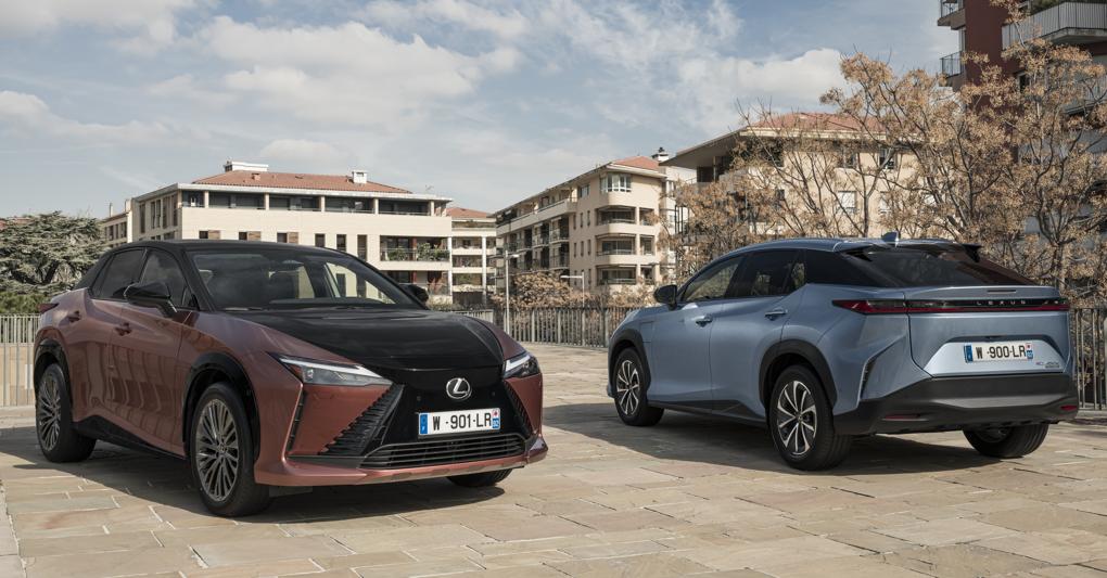 La «farfalla». Lexus RZ è il primo modello del brand basato su un'archiettura nativamente elettrica. Spicca il volante a farfalla con corona tagliata che risulta  gestibile grazie  alla tecnologia  «drive by wire»  