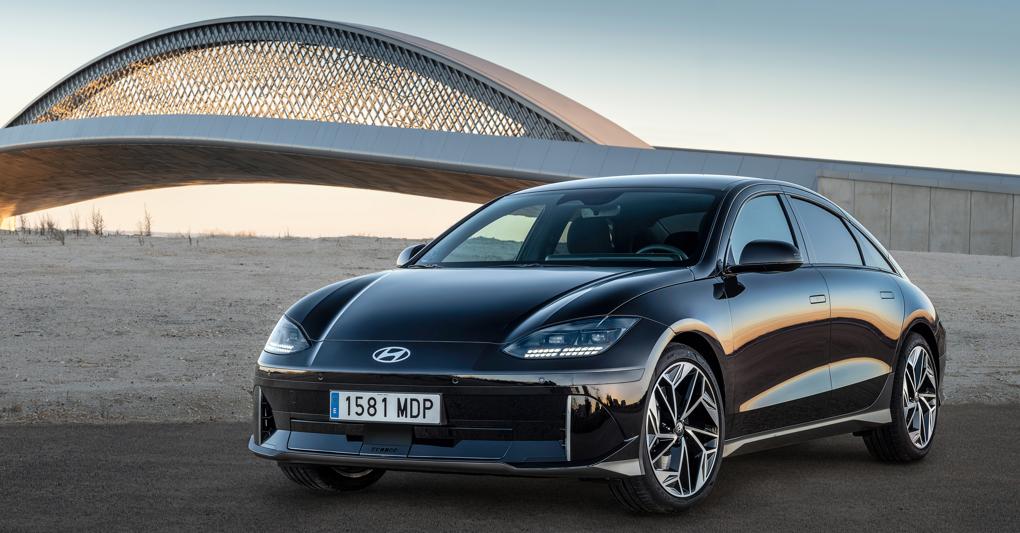 Zero emissioni e look da coupé. Ioniq 6 è basata sulla piattaforma modulare Hyundai E-GMP, la medesima di Ioniq 5 e di Kia EV. Lo stile della vettura è particolare con una silhouette curvilinea sottolineata dall'arco del tetto e al volume posteriore molto inclinato. A bordo tanto hi-tech e specchi digitali  