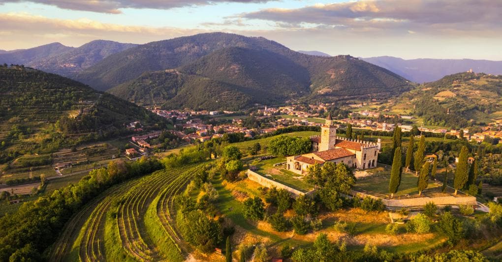 Le colline  del Franciacorta. Agli Emmy, gli Oscar della tv di Los Angeles, quest’anno si brinderà con le bollicine made in Italy (Adobe Stock) 