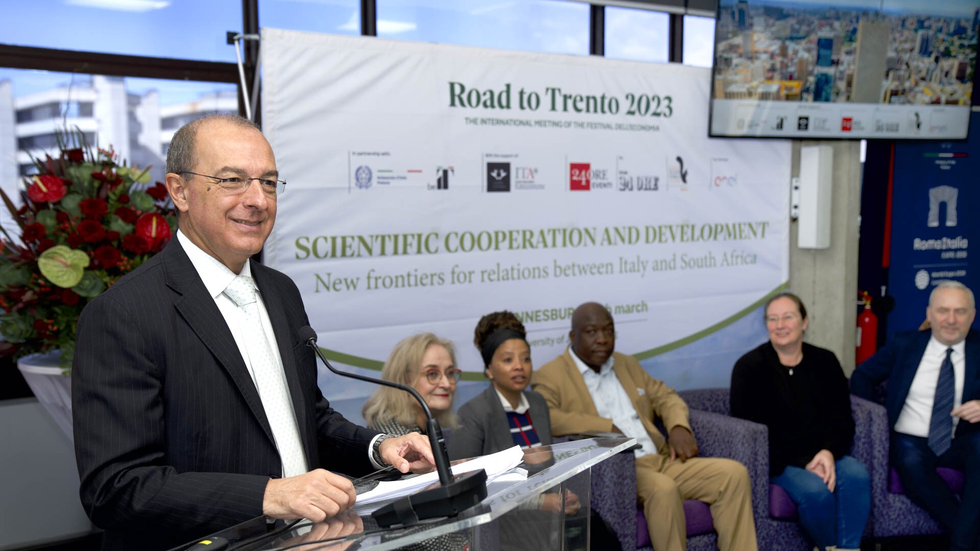  L’ambasciatore  Paolo Cuculi ha aperto il convegno (qui con la pro-rettrice Sarah Gravett e con i funzionari statali Ditshego Tsebe e Cyril Baloyi) 