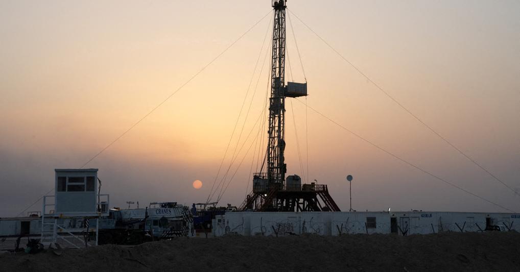 Petrolio, Opec+ taglia 1 milione di barili al giorno. E il prezzo sale...