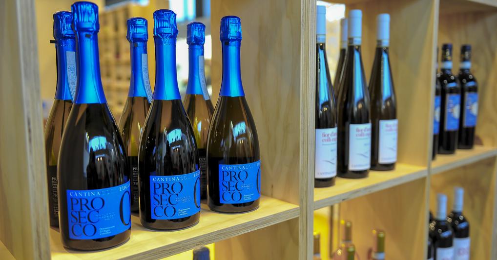 Vino, spumante fenomeno in crescita (grazie al traino del Prosecco)...