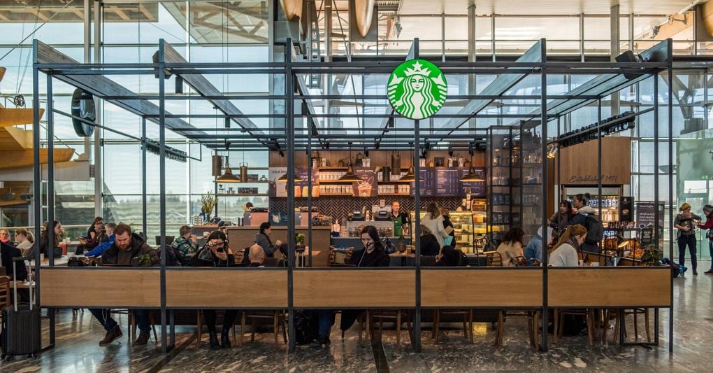 I viaggiatori cercano luoghi dove prendersi il tempo per fare colazione, pranzare o cenare.  Aumentano le richieste di insegne con servizio al tavolo 