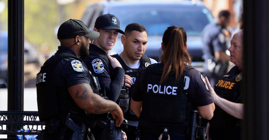 Agenti di polizia sul  luogo della sparatoria a Louisville, Kentucky (Afp) 