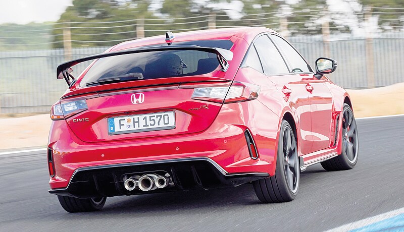 Rosso passione. La Civic Type R è decisamente vistosa e sotto il suo cofano batte un cuore da 329 cv e 420 Nm di coppia.Gli interni hanno caratterizzazione sportiva  