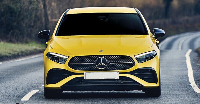 Firma luminosa. Il facelift della Classe A edizione 2023 si concentra sui gruppi ottici anteriori con tecnologia Led in tutte le versioni. A bordo la plancia ripropone il layout con due schermi da 10.25 pollici affiancati: uno per la strumentazione e il secondo per il sistema di infotainment MbUx compatibile con Apple CarPlay e Android Auto 