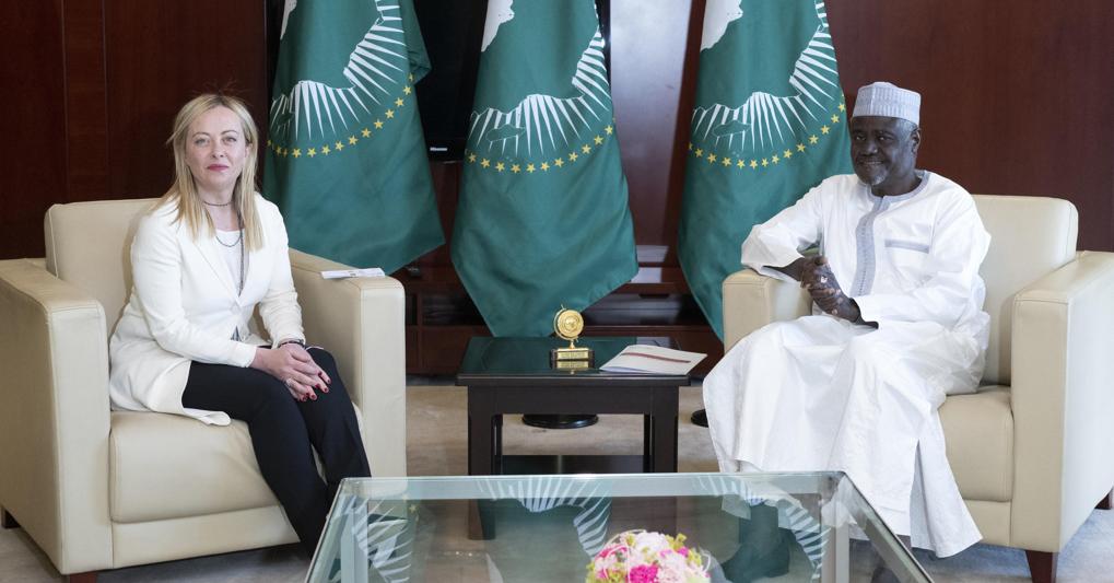 La premier Giorgia Meloni, all’Unione africana, incontra il presidente Moussa Faki (ANSA/US PALAZZO CHIGI FILIPPO ATTILI) 