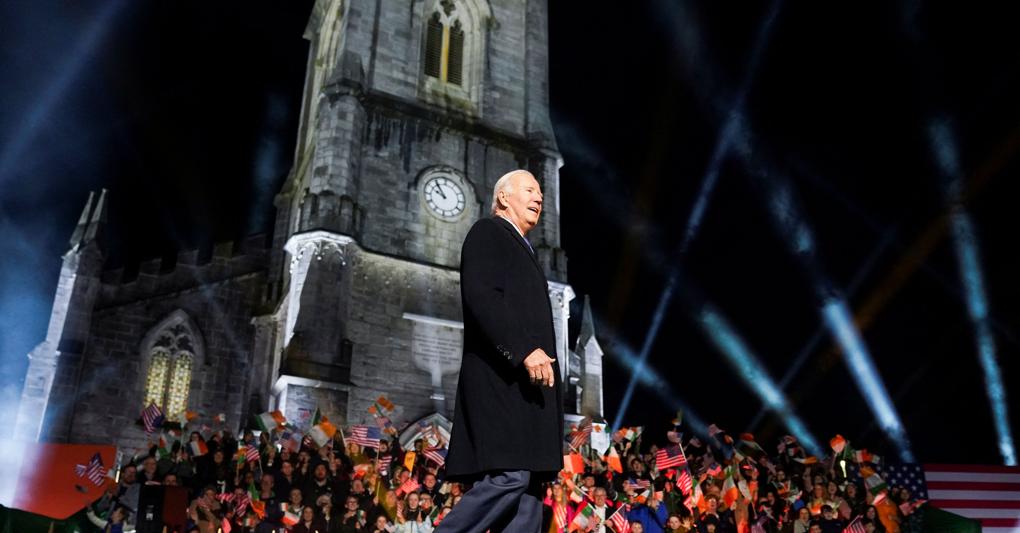 Il presidente americano Biden davanti alla St. Muredach’s Cathedral a Ballina, County Mayo, Irlanda (Reuters) 