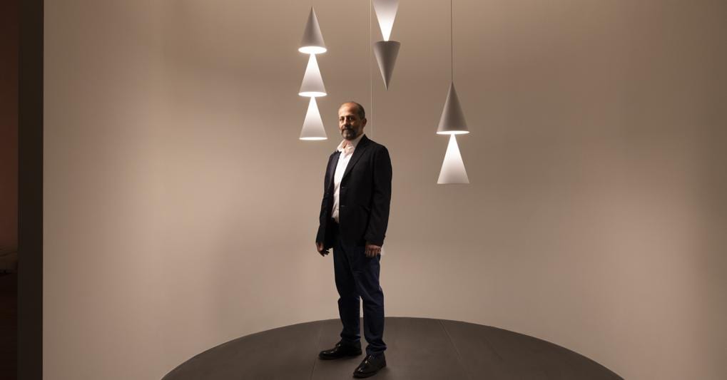 Michael Anastassiades nel suo stand (courtesy Salone del Mobile) 
