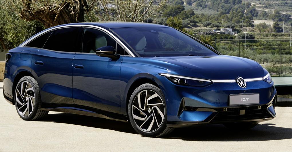 Volkswagen ID.7 punta a prendere nel mondo elettrico il posto che era la Passat in quello termico. Con stile e hi-tech, punta sulle flotte aziendali in due versioni: Pro e Pro S 