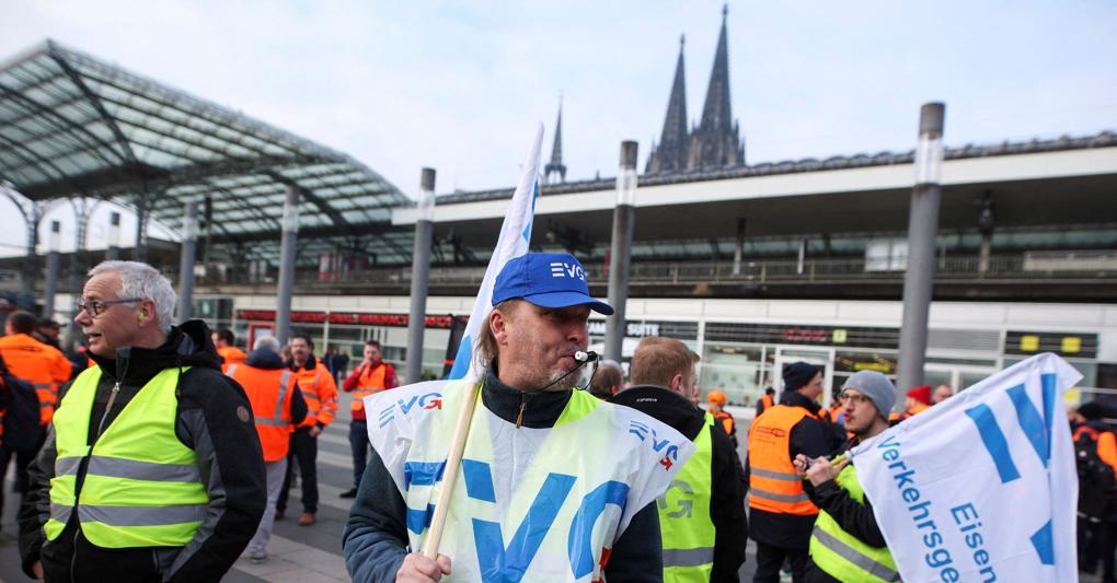 Lavoratori delle ferrovie protestano davanti alla stazione centrale di Colonia durante uno sciopero nazionale indetto dal sindacato ferroviario e dei trasporti  a Colonia, Germania, il 21 aprile 2023 (foto Reuters/Schmuelgen) 