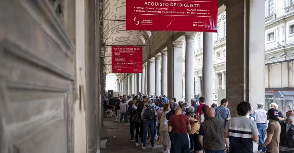 Visitatori in fila agli Uffizi 