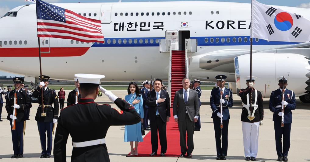 L’arrivo del presidente sudcoreano Yoon negli Stati Uniti (EPA) 