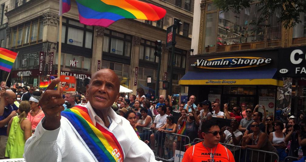 Harry Belafonte, musicista, attore e attivista dei diritti civili statunitense,  alla parata del Gay Pride a New York. 30 Giugno 2013 (foto Ansa/Russomando) 