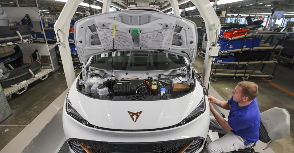 Una Cupra Born sulla catena di montaggio in uno stabilemento Volkswagen (Afp) 