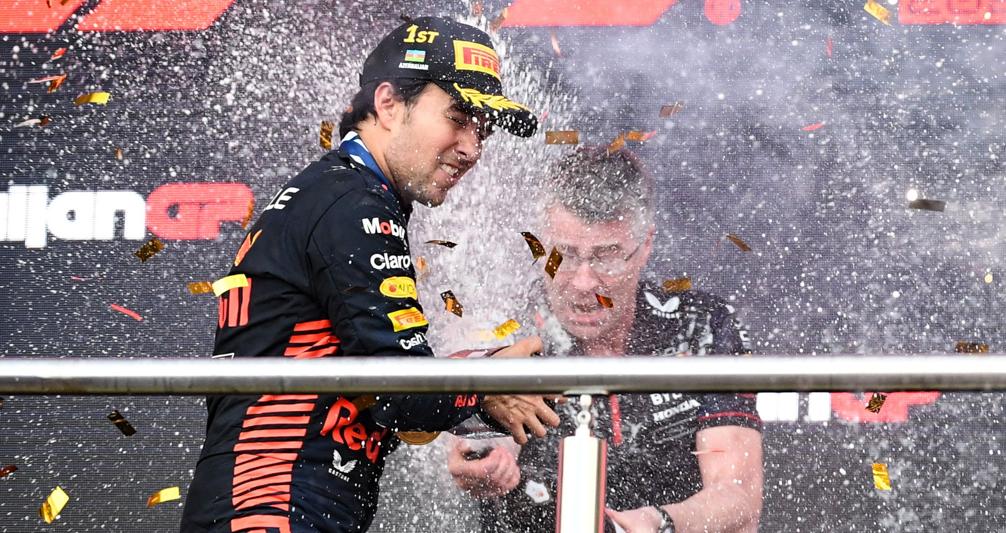 Sergio Perez  festeggia sul podio (Afp) 