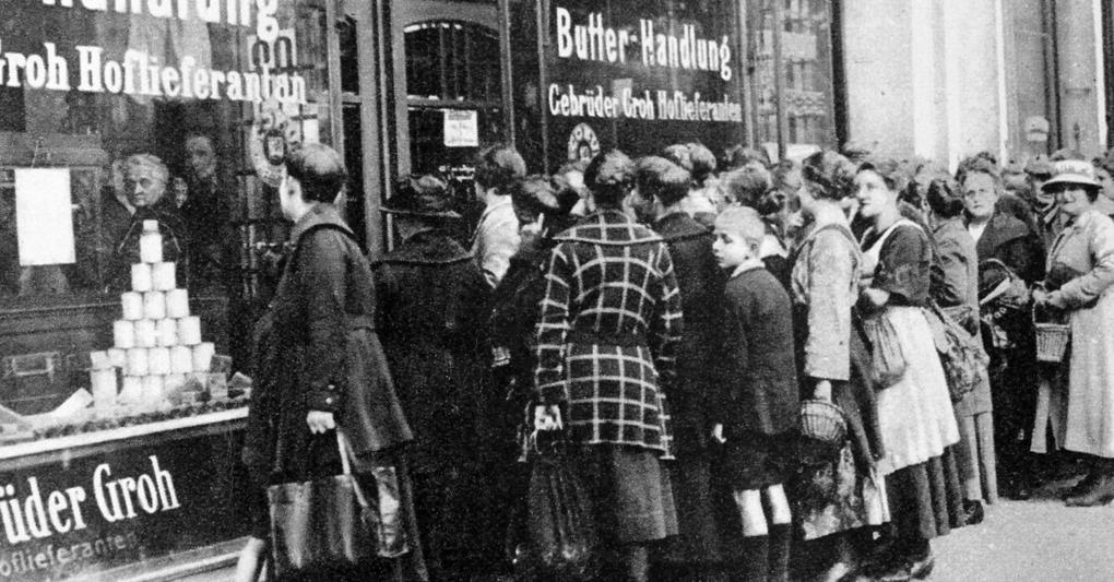 Panico. La gente si accalca intorno ai negozi ai tempi dell'iperinflazione di Weimar nel 1923 