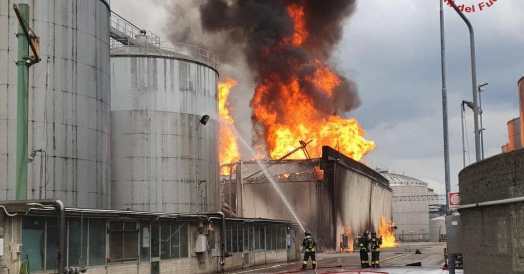 Maxi incendio alla Caviro: 20 silos di alcol in fumo, sgomberata la zo...
