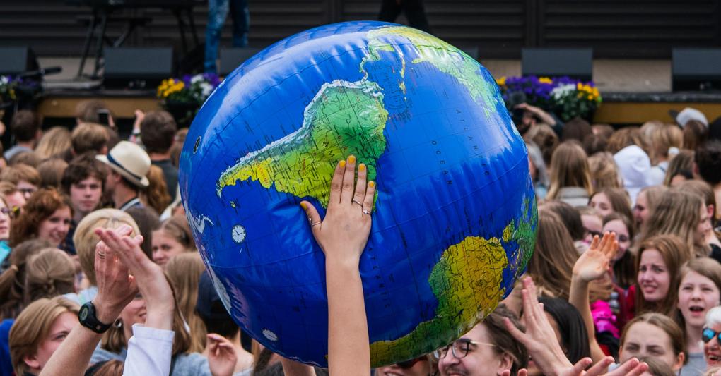 Studenti a Stoccolma   lanciano una palla a forma di terra durante una manifestazione del Global Strike For Future 