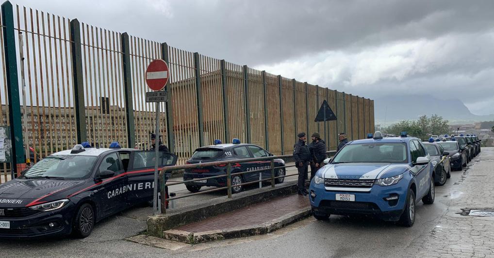 Forze dell’ordine, carabinieri e polizia, circondano in tutto il suo perimetro il carcere di Avellino  (foto Ansa) 