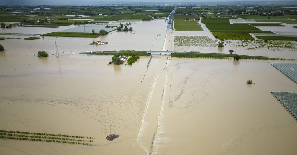 Chiusa l'A14. Autostrada allagata a tratti tra Faenza e Forli 