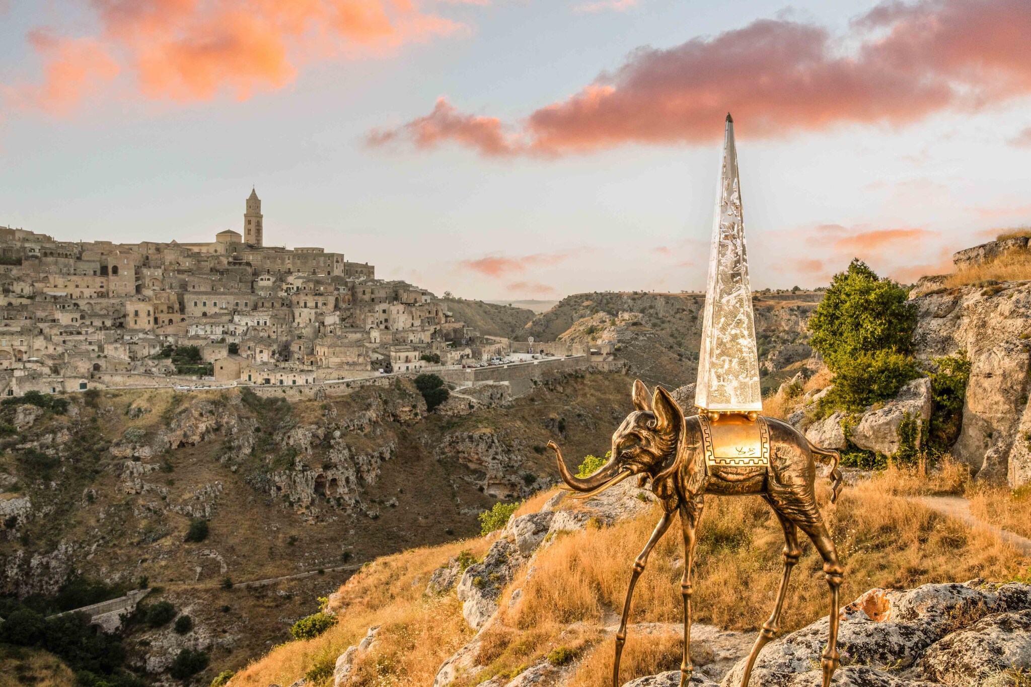  Matera con le vertigini della Gravina e il cuore rupestre dei Sassi Barisano e Caveoso  immortalate da Carlos Solito, fotografo, scrittore e regista, protagonista in Cina nella prima edizione della Biennale internazionale di fotografia del Patrimonio Mondiale Unesco 2023 Italia-Cina che chiude domani (20 maggio).  (l.ier.) 