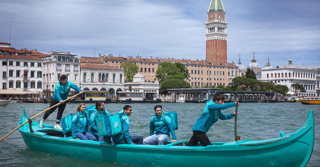 I “walker” di Deliveroo a Venezia iniziano le consegne su una caorlina (Ansa) 