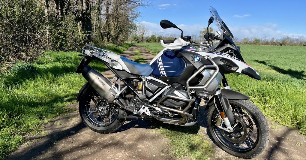 La Bmw R 1250 Gs nell'edizione Adventure vanta un bicilindrico boxer da 1.254 cc che eroga 136 cv e 143 Nm 