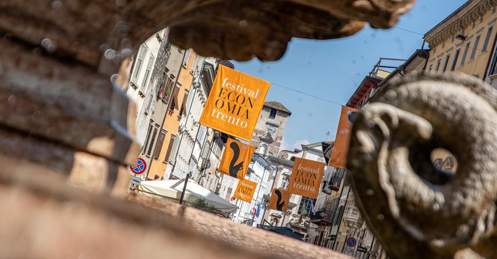 Preparazione del Festival - Piazza Duomo, Trento 