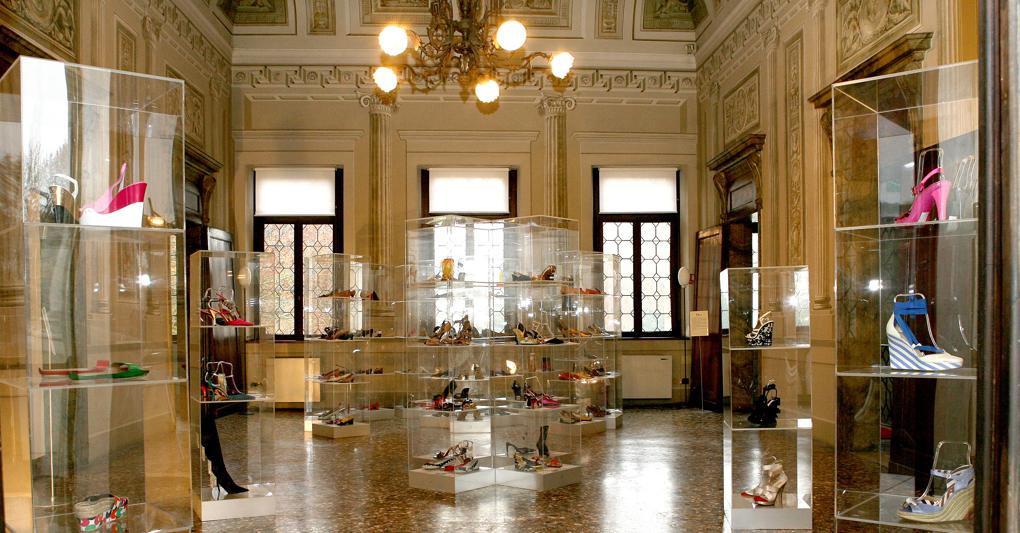 Vintage. Scarpe esposte nel Salone del museo della calzatura Villa Foscarini a Stra 