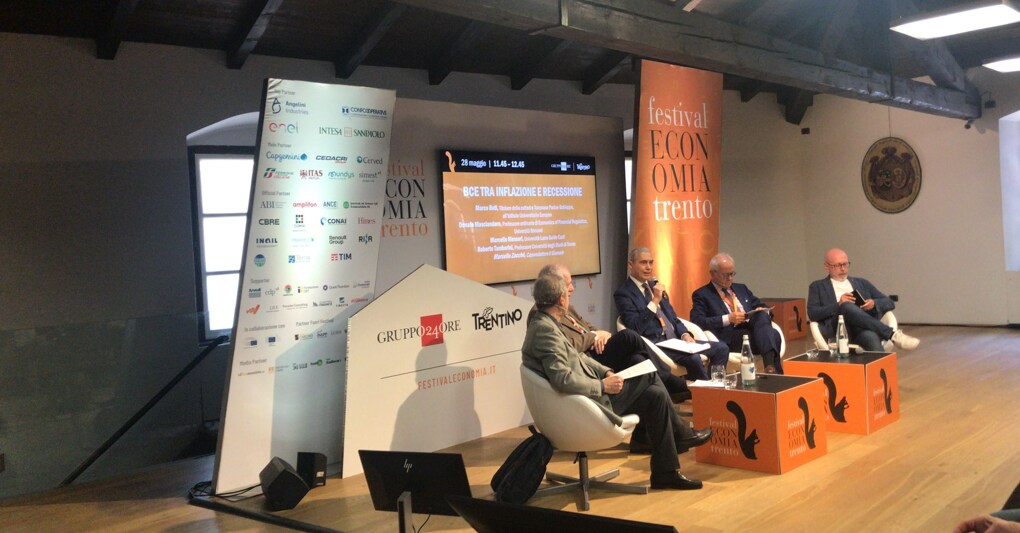 Marco Buti, Donato Masciandaro Marcello Messori e Roberto Tamborini hanno partecipato a un panel al Castello Buonconsiglio nella giornata conclusiva del Festival dell'Economia di Trento 