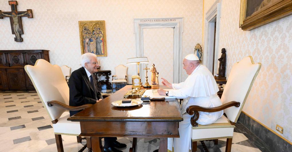 Papa Francesco consegna a Mattarella il premio Paolo VI...
